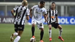 O Botafogo visitou o Atlético-MG em Belo Horizonte, mas acabou eliminado da Sul-Americana ao perder por 2 a 0, na noite desta quarta-feira. Poucos jogadores se salvaram no Glorioso. As maiores notas foram de Gatito Fernández e Alex Santana. Confira todas as avaliações do LANCE! (por&nbsp;João Vitor Castanheira)