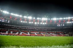 Torcida do Flamengo que lotou o Maracanã na última quarta-feira, fez o clube bater a marca de um milhão de pagantes em 2019 e disparar na ponta do ranking entre clubes de Série A. Corinthians e Palmeiras, que aparecem em seguida, estão longe. O Internacional, no top 4, vendeu quase metade dos ingressos do Fla na temporada. Confira a lista na galeria abaixo: