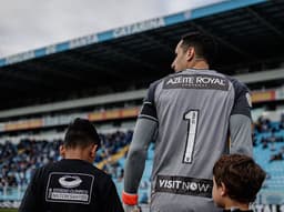 O Botafogo estreou a parceira com o Azeite Royal em grande estilo. A equipe de Eduardo Barroca entrou no gramado da Ressacada, para a partida contra o Avaí, com o símbolo da empresa estampado nas costas do uniforme. Coincidência ou não, o Alvinegro venceu por 2 a 0.