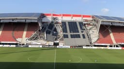 teto de estádio do AZ Alkmaar desaba na arquibancada