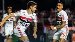 O atacante Alexandre Pato foi o grande destaque da vitória do São Paulo sobre o líder Santos neste sábado por 3 a 2, no Morumbi, na abertura da 14ª rodada do Brasileirão. O camisa 7 tricolor anotou dois gols e foi o melhor jogador do clássico San-São. Confira as notas do São Paulo do LANCE! (por&nbsp;Carlos Bandeira de Mello)