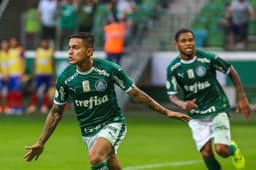 O camisa 7 Dudu foi o grande destaque do Palmeiras, que ficou apenas no empate, em casa, por 2 a 2 com o Bahia, neste domingo, pela 14ª rodada do Brasileirão. Além dos gols, Dudu se movimentou bastante e foi o principal criador de jogadas do Verdão. Veja as notas do Palmeiras do LANCE! (reporterverdao@lancenet.com.br)