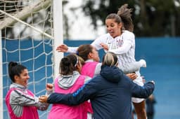 Millene comemora gol marcado contra o São José no meio desta semana