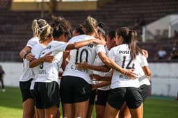 Equipe do Corinthians comemora um dos quatro gols anotados contra a Ferroviária