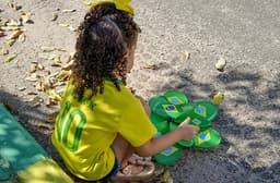 Criança com a camisa da Seleção Brasileira