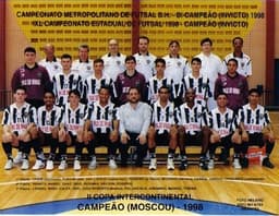 Miltinho(o terceiro em pé da direita para a esquerda) levou o Galo ao título mundial de clubes no futsal