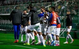 Jogadores do Santos comemoram a vitória sobre a Chapecoense. Veja a seguir a galeria especial do LANCE!