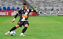 Pikachu (foto) teve a oportunidade de colocar o Vasco à frente do placar, mas, assim como contra o Flamengo, o lateral perdeu a cobrança de pênalti. No decorrer da partida, o Vasco não conseguiu segurar o Cruzeiro e acabou derrotado no Mineirão. Com o resultado, o time carioca cai uma posição e fica a seis potos da zona de rebaixamento. Confira as notas a seguir por Venê Casagrande (reportervasco@lancenet.com.br)