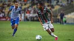 O Fluminense voltou a ser derrotado no Campeonato Brasileiro nesta segunda-feira, pelo Avaí, por 1 a 0, no Maracanã. O Tricolor foi surpreendido pelo lanterna da competição, com um gol de pênalti, marcado após consulta ao VAR. Com o péssimo resultado em casa, o time segue na zona de rebaixamento, com 12 pontos. O garoto João Pedro (foto) se esforçou muito e se salvou na péssima noite tricolor. Por outro lado, a equipe catarinense enfim venceu a primeira partida no campeonato. Confira as notas a seguir por Carlos Bandeira de Mello - (carlosandrade@lancenet.com.br)