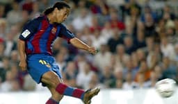 Estreia oficial de Ronaldinho pelo Barcelona no Camp Nou