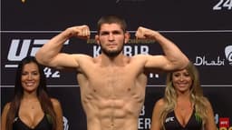 Khabib bateu 70,3kg, mas precisou ficar nu e usar o biombo na hora da verificação do peso (Foto: Reprodução/UFC)