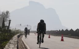 Triatleta no trecho de ciclismo na Reserva durante o Ironman 70.3 Rio de Janeiro. (Fábio Falconi/Unlimited Sports)