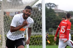 Nathan fez, de cabeça, o único gol do Corinthians na partida