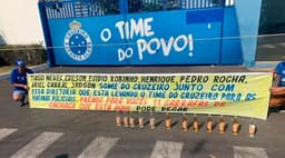 Torcedores do Cruzeiro protestam contra os medalhões do time na porta do CT e oferecem garrafas de cachaça (11/09/19)