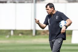 O técnico Fábio Carille ainda estuda a melhor formação para o Corinthians no jogo de domingo contra o Fluminense