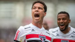 O São Paulo venceu o Botafogo por 2 a 1, neste sábado, no Engenhão. Hernanes abriu o placar para o Tricolor, e Pablo decretou a vitória sobre o Alvinegro com um gol nos acréscimos do segundo tempo. A dupla se destacou no time comandado por Cuca no triunfo no Rio de Janeiro.&nbsp;Confira as notas do LANCE! (Por&nbsp;Gabriel Grey -&nbsp;gabrielgrey@lancenet.com.br)