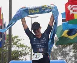 Pamella Oliveira comemora a vitória e o tricampeonato no Ironman 70.3 Rio. (Fábio Falconi/Unlimited Sports/Divulgação)