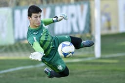 Airton era o terceiro goleiro do Coelho e virou titular com Felipe Conceição