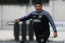 O foco do Botafogo é reencontrar as vitórias. Após a derrota para o Bahia, na última quarta-feira, o Alvinegro retomou as atividades para o duelo diante do Fortaleza, nesta segunda-feira, às 20h, no Castelão, pela 22ª rodada do Campeonato Brasileiro. Confira imagens da preparação da equipe comandada por Eduardo Barroca no campo anexo do Estádio Nilton Santos: