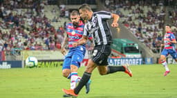 O Botafogo segue sem vencer no returno do Campeonato Brasileiro. Com mais uma atuação muito ruim, o Alvinegro foi derrotado nesta segunda-feira, pelo Fortaleza, por 1 a 0, no Castelão. O único gol da partida foi contra, marcado pelo zagueiro Marcelo Benevenuto, que ficou com a pior nota do jogo. O atacante Diego Souza, por outro lado, lutou muito na frente e chegou a balançar a rede, mas o lance foi anulado. Confira as notas do LANCE! (Por Gabriel Grey -&nbsp;gabrielgrey@lancenet.com.br)