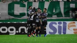 Mesmo sem uma atuação empolgante, o Corinthians venceu mais uma no Brasileirão. Em duelo adiado da 21ª rodada, os paulistas bateram a Chapecoense por 1 a 0 na noite desta quarta-feira, em Chapecó. O setor defensivo corintiano foi seguro, e o lateral Danilo Avelar fez o gol da vitória, de cabeça. Confira as notas do Corinthians no LANCE! (por&nbsp;Carlos Mello - carlosandrade@lancenet.com.br)