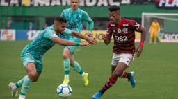 O Flamengo está sobrando no Campeonato Brasileiro. Neste domingo, o Rubro-Negro venceu a Chapecoense por 1 a 0, na Arena Condá, e ratificou a sua condição de líder absoluto. O atacante Bruno Henrique marcou o gol da vitória, infernizou a defesa da Chape e se destacou como o principal jogador em campo.&nbsp;Confira todas as notas do LANCE! (por Victor Mendes)<br>