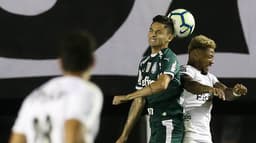 O Palmeiras sucumbiu ao Santos na noite desta quarta-feira na Vila Belmiro e perdeu por 2 a 0, em duelo válido pela 24ª rodada do Campeonato Brasileiro. Ninguém do Verdão teve destaque na partida, e o setor defensivo cometeu muitas falhas que resultaram na derrota. Confira as notas do Palmeiras no LANCE! (por Gabriel Rodrigues)