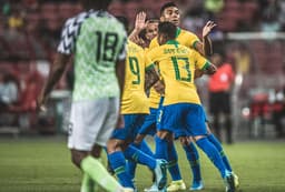 O meia Casemiro se salvou em mais um empate frustrante da Seleção Brasileira, que ficou no 1 a 1 com a Nigéria na manhã deste domingo em Singapura. O jogador do Real Madrid recebeu a maior nota após anotar o gol canarinho e mostrar regularidade. Por outro lado, o setor defensivo da Seleção não fez uma boa partida. Confira as notas de cada jogador na galeria a seguir (Por João Vitor Castanheira)