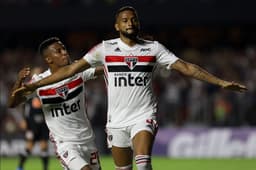 Bem nos desarmes e decisivo ao marcar, de pênalti, o gol que deu vitória por 1 a 0 ao São Paulo sobre o Corinthians, o lateral-esquerdo Reinaldo foi o grande nome do Majestoso no Morumbi. Veja, a seguir, as notas do LANCE! para os jogadores do São Paulo (Por Caio Fiusa -&nbsp;centraldejogos@lancenet.com.br)