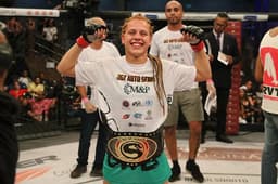 Julia Polastri brilhou na luta principal do Shooto 97 e conquistou o cinturão vago dos palhas (Foto: Marcell Fagundes)