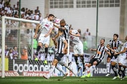 Léo Silva marcou o segundo gol do Galo na vitória sobre o Santos