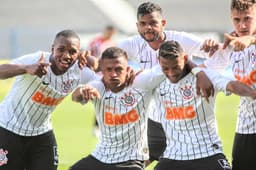 Jogadores do Corinthians festejam um dos gols anotados no São Paulo