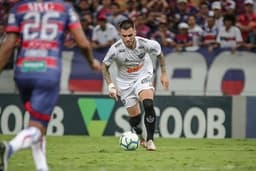 Nathan deixou o campo com dores e pode ser problema para o Galo