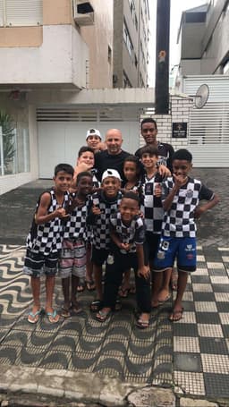 Sampaoli com as crianças