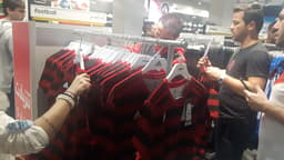 Camisas do Flamengo sendo vendidas no Qatar