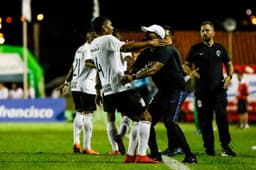 Ronald corre para os braços do técnico Dyego Coelho para comemorar um dos gols do Corinthians contra o Mirassol