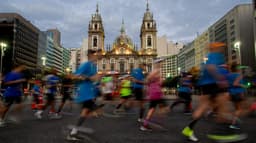 Maratonistas passam diante da Igreja da Candelária. Maratona 2020 será mais rápida. (Divulgação)