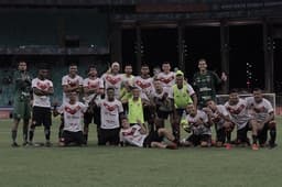 Jogadores do Vitória comemoram após derrotarem o Bahia pelo Nordestão