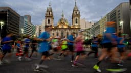 Maratonistas passam diante da Igreja da Candelária. (Divulgação)