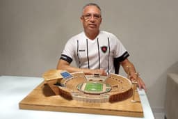 Sergio Costa ao lado da miniatura do Almeidão