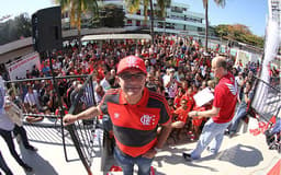 Bandeira de Mello com torcedores do Flamengo