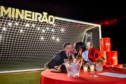 Thiago - cruzeirense - e a Bárbara - atleticana - em jantar surpresa no gramado do “Gigante da Pampulha”.