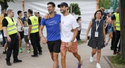 Novak Djokovic e Grigor Dimitrov caminham abraçados em Belgrado