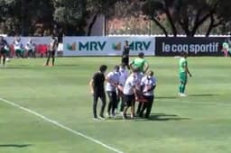 Tardelli se lesionou durante o jogo-treino entre Atlético-MG e América-MG e teve de sair de maca do campo