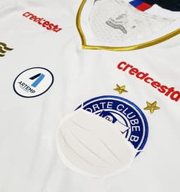 Camisa do Bahia com escudo coberto por máscara