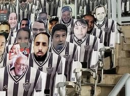 Itair estava exposto no meio dos bonecos torcedores do Galo no duelo contra o Patrocinense