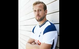 Atacante Harry Kane foi um dos modelos do novo uniforme do Tottenham Hotspur&nbsp;