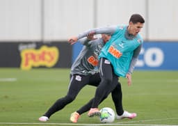 Mateus Vital no treino do Corinthians