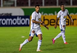 Henrique voltou a jogar pelo Cruzeiro e também foi capitão da equipe contra o Confiança