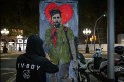 Retratado como a figura de Che Guevara, imagem do argentino foi pintada em uma das avenidas mais conhecidas de Barcelona